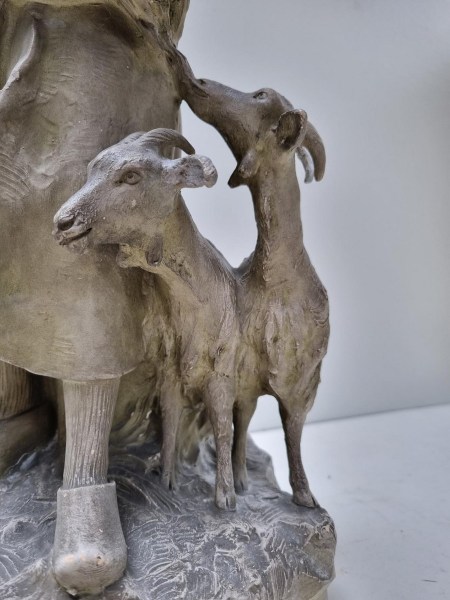 Richard-Aurili beeld-statue-sculpture-Italian-terracotta-jongedame-geiten-young-lady-coats-00001